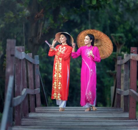 Aksesoris simpel untuk pakaian tradisional Vietnam pada acara pesta